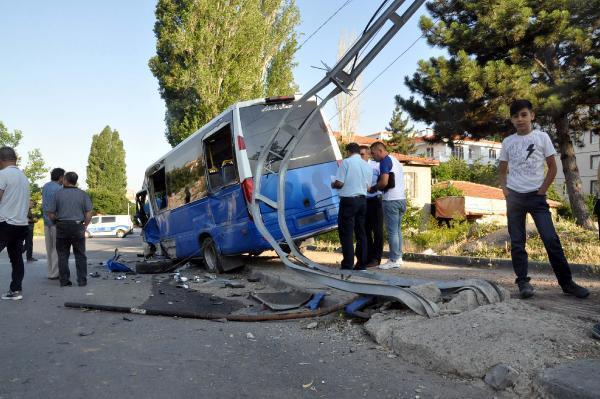 Ankara’da yolcu minibüsü otomobille çarpıştı: Yaralılar var