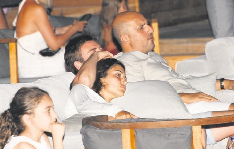 Hande Erçel ve Murat Dalkılıç, Bodrumda Della Miles’ın konserinde romantik anlar yaşadı