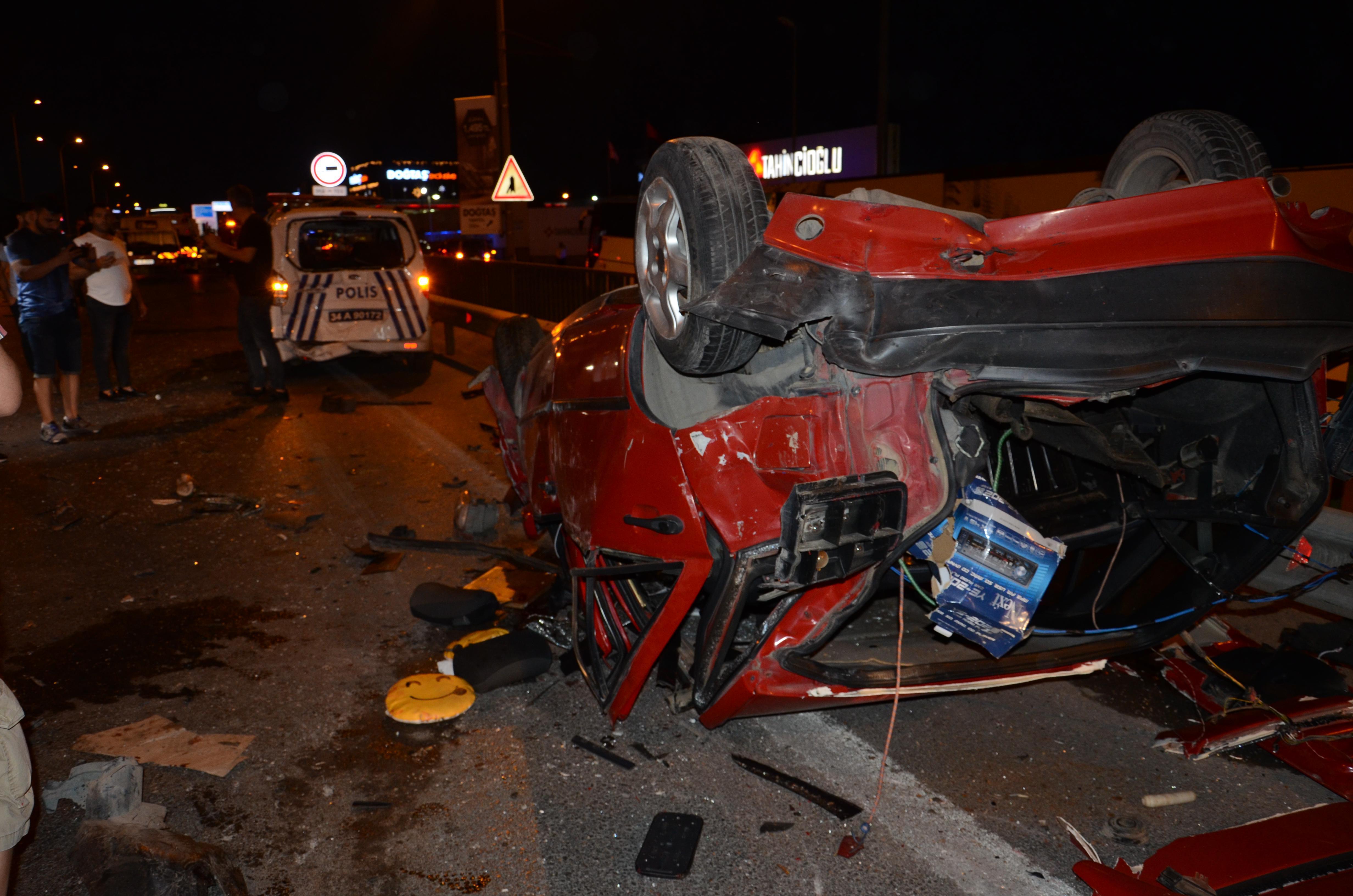 Kazaya müdahale eden polislere otomobil çarptı: 2si polis 8 yaralı