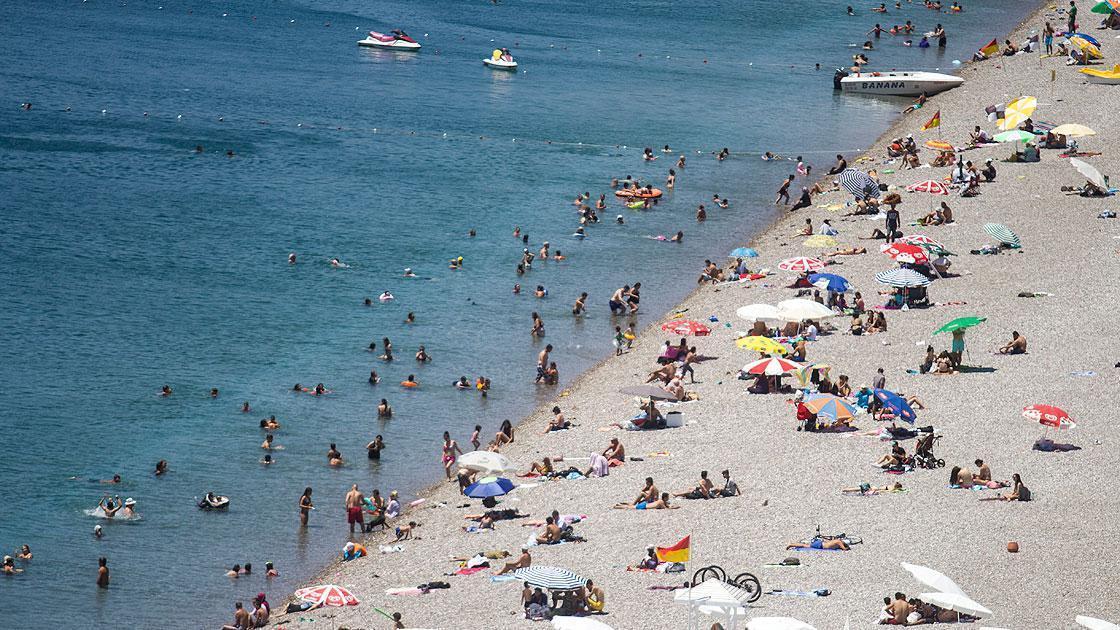 Hava sıcaklığı 35 dereceye yükseldi sahiller doldu