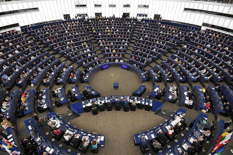 Avrupa Parlamentosu Brexit protestosuyla açıldı: Sırtlarını döndüler