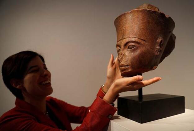 Firavun Tutankhamun’un altın büstü Londra’da satıldı