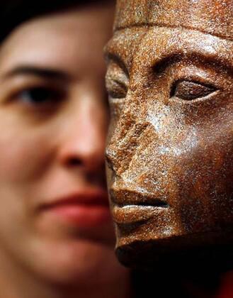 Firavun Tutankhamun’un altın büstü Londra’da satıldı