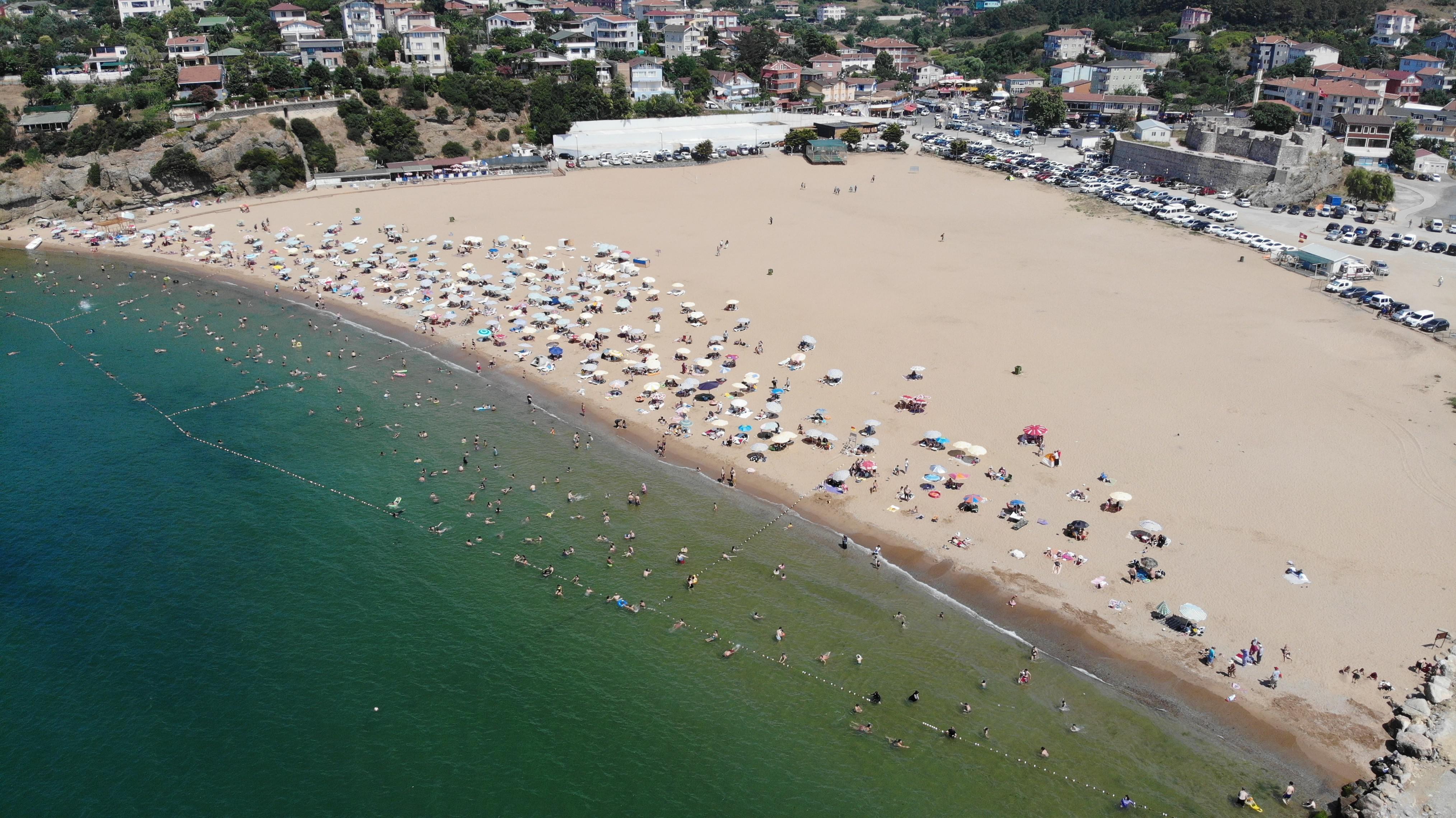 Sıcaktan bunalan İstanbullular Riva plajına akın etti