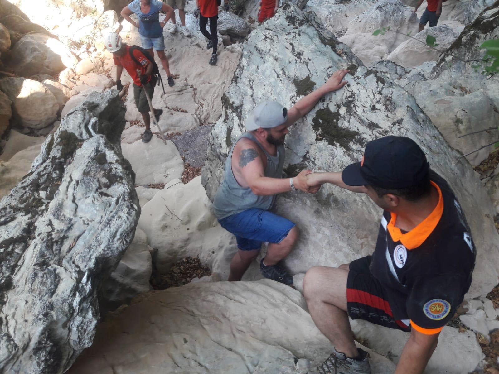 Kanyonda mahsur kalan turistlerin yardımına ekipler koştu
