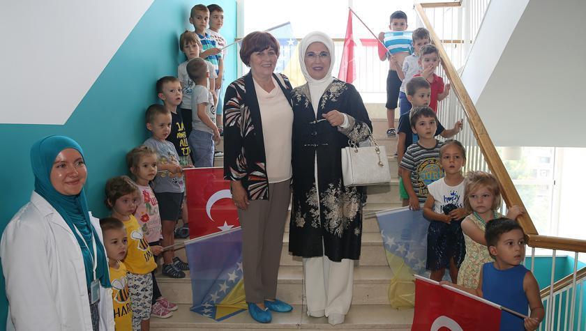 Emine Erdoğan’dan Maarif Okullarına ziyaret