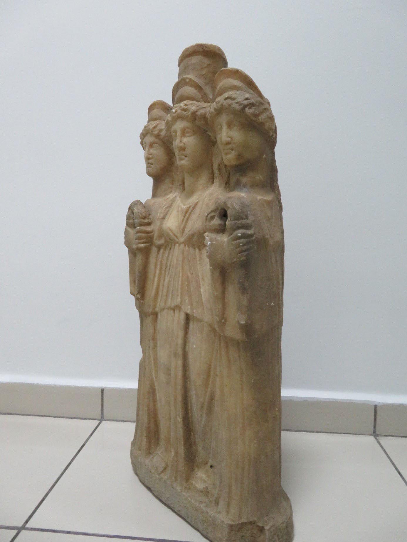Denizlide Roma dönemine ait 3 başlı kadın heykeli ele geçirildi