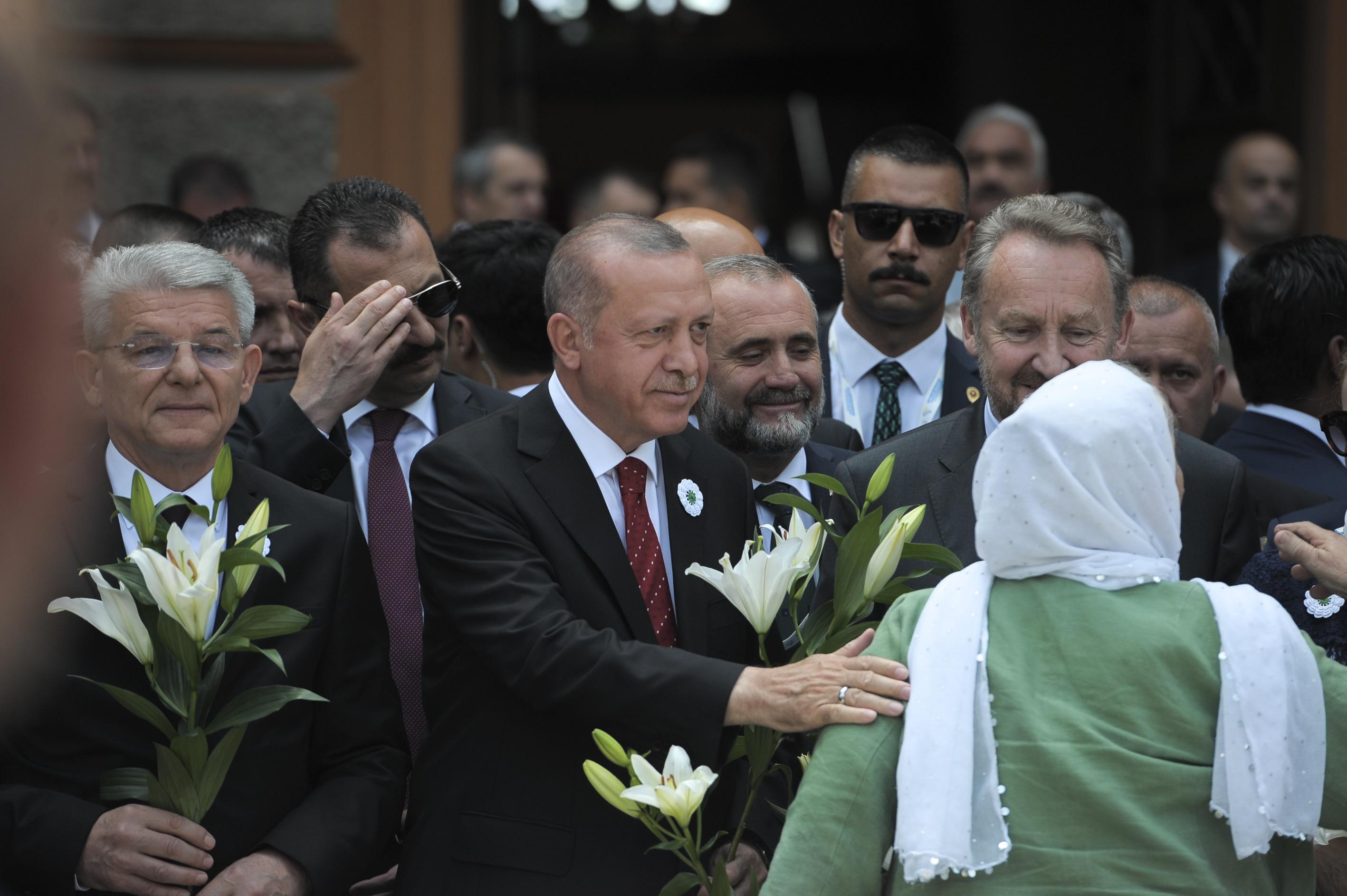 Cumhurbaşkanı Erdoğan, Srebrenitsa Soykırımı kurbanları anısına düzenlenen geçit törenine katıldı