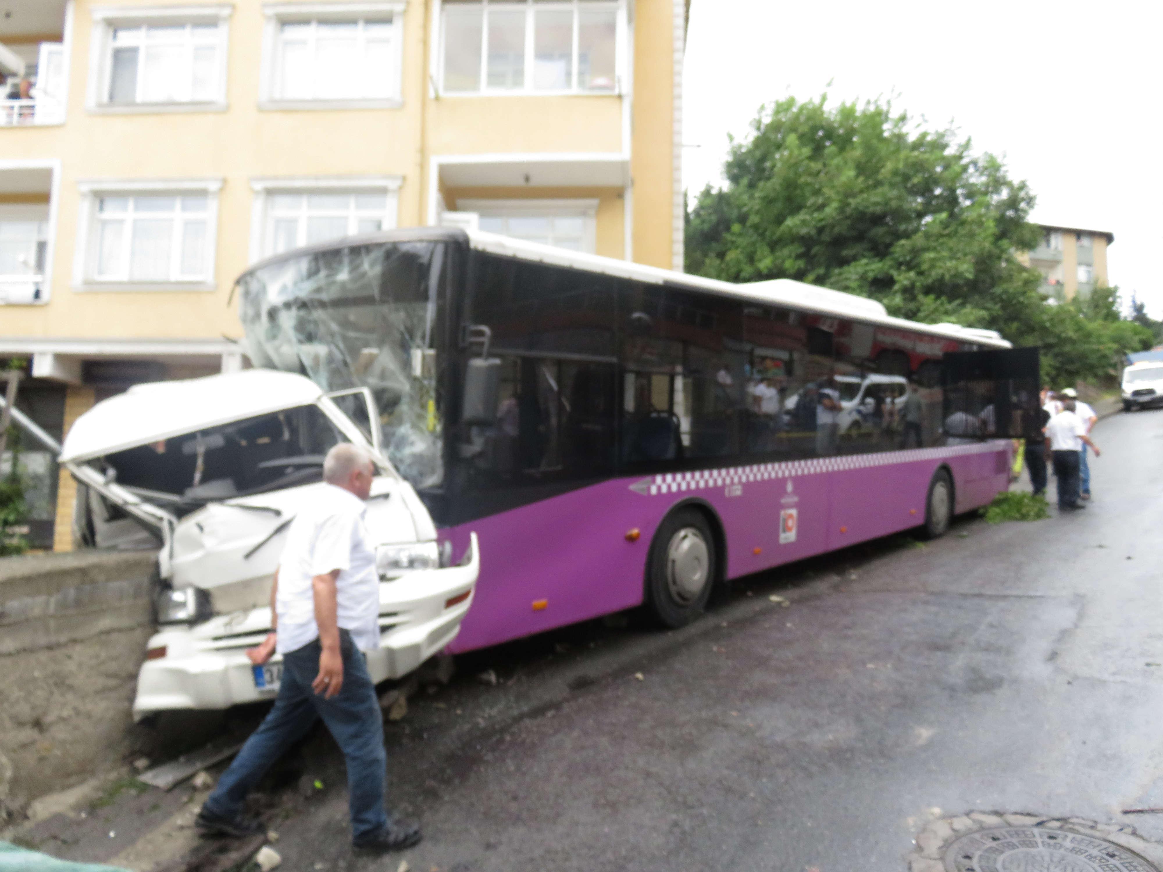 Üsküdarda özel halk otobüsü minibüse çarptı: 4 yaralı