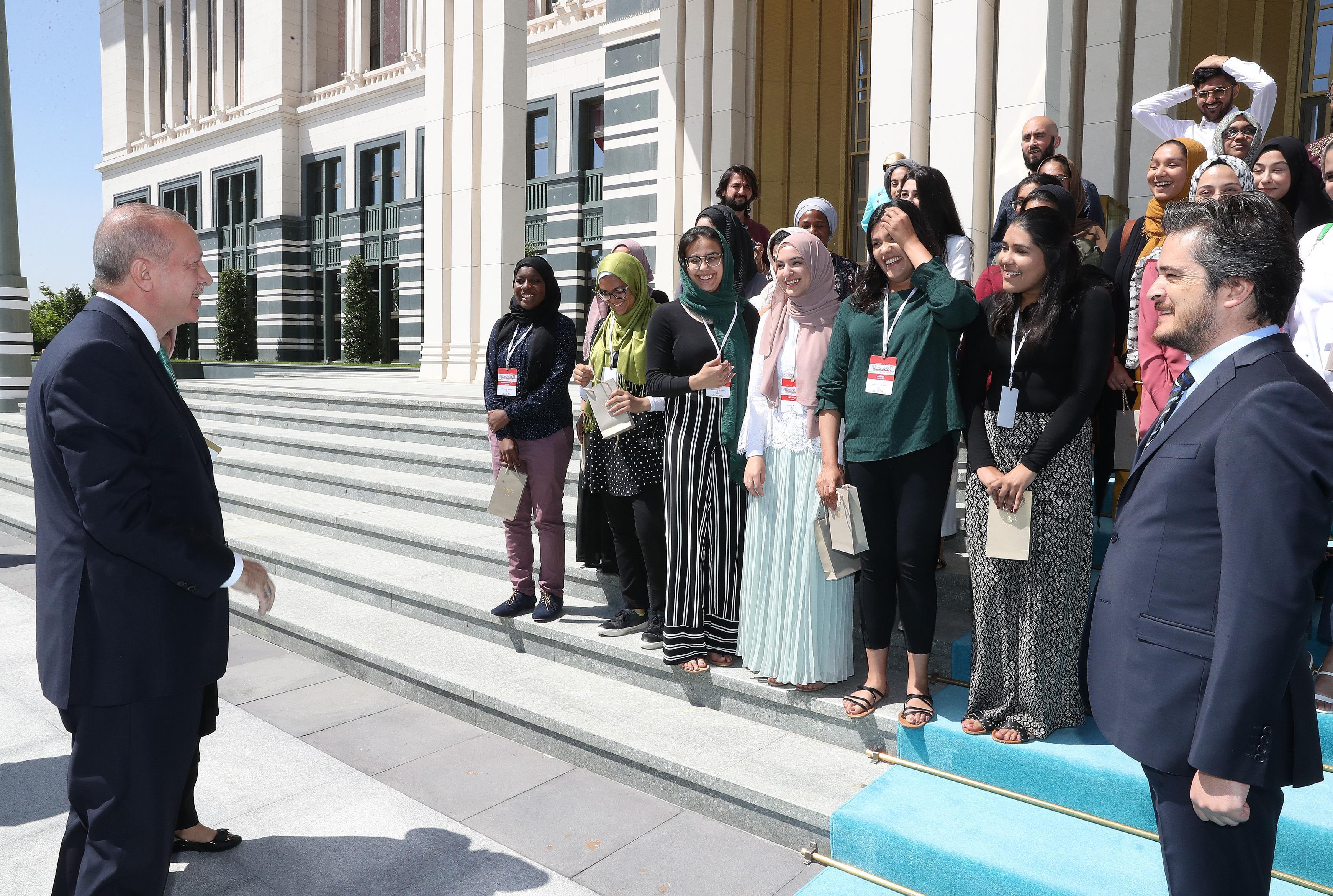 Cumhurbaşkanı Erdoğan öğrencileri kabul etti