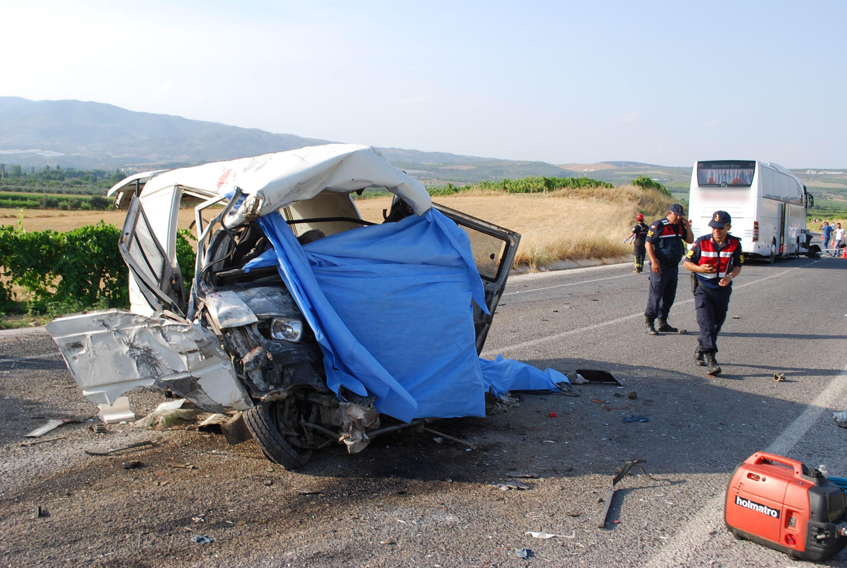 Manisada trafik kazası: Çok sayıda ölü ve yaralı var