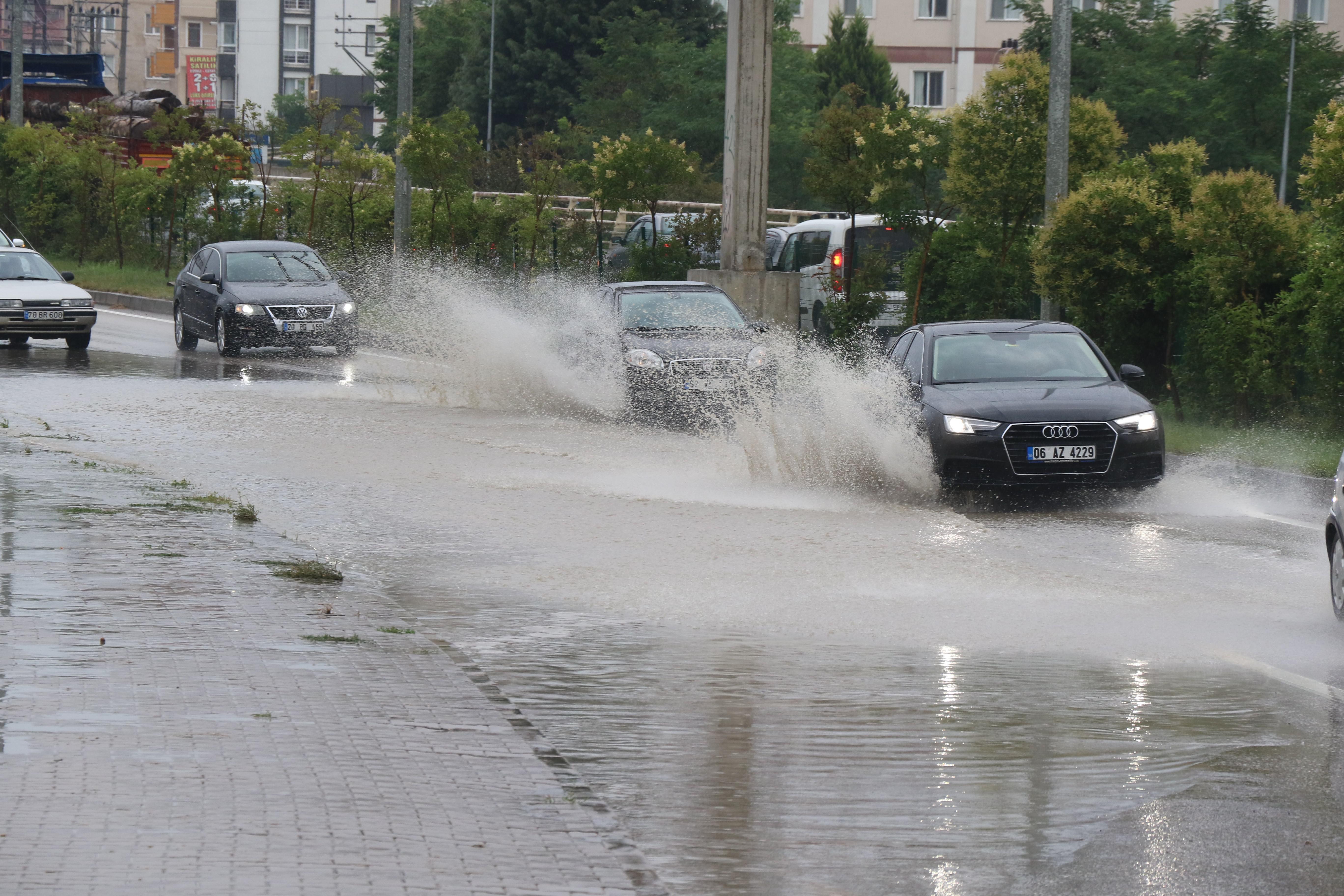 Karabük’te kısa süreli yağış yolları göle çevirdi