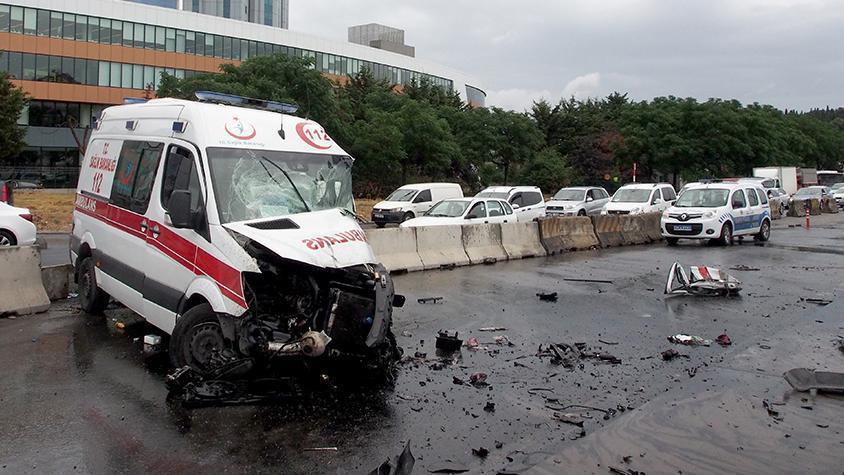Ataşehir D-100 Karayolu’nda ambulans kaza yaptı: 3 yaralı