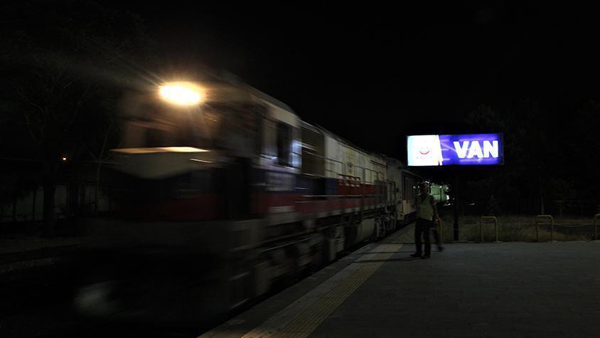 Tahran-Ankara treninin ilk yolcuları Vana ulaştı