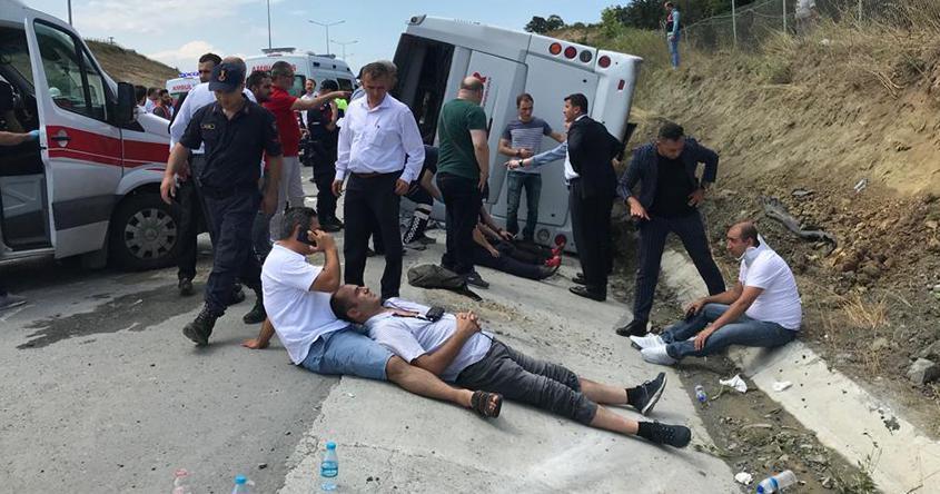 İstanbulda servis midibüsü devrildi Çok sayıda yaralı var