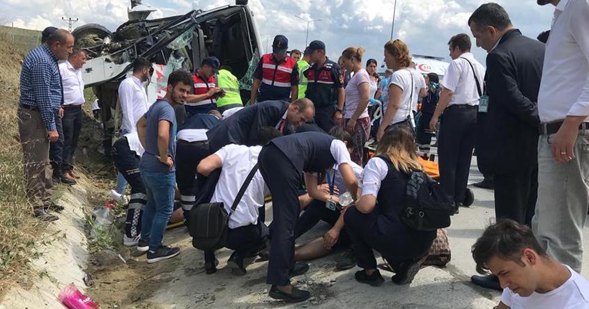 İstanbulda servis midibüsü devrildi Çok sayıda yaralı var