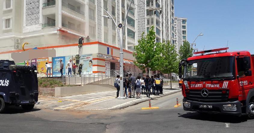 Diyarbakırda 2 katlı markette yangın, 50 kişi tahliye edildi