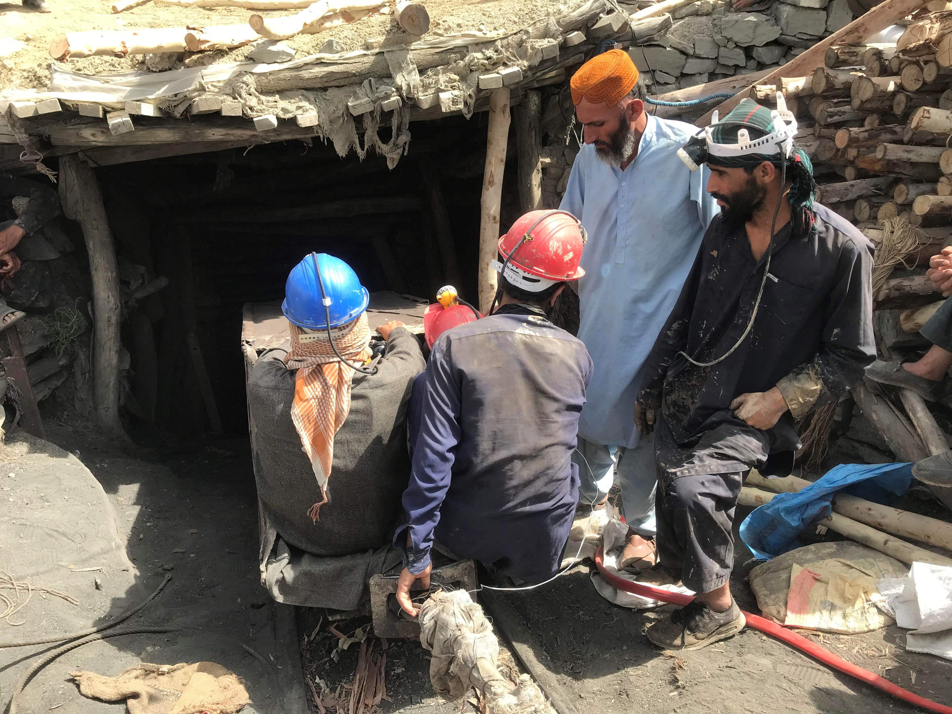 Pakistanda 11 madenci mahsur