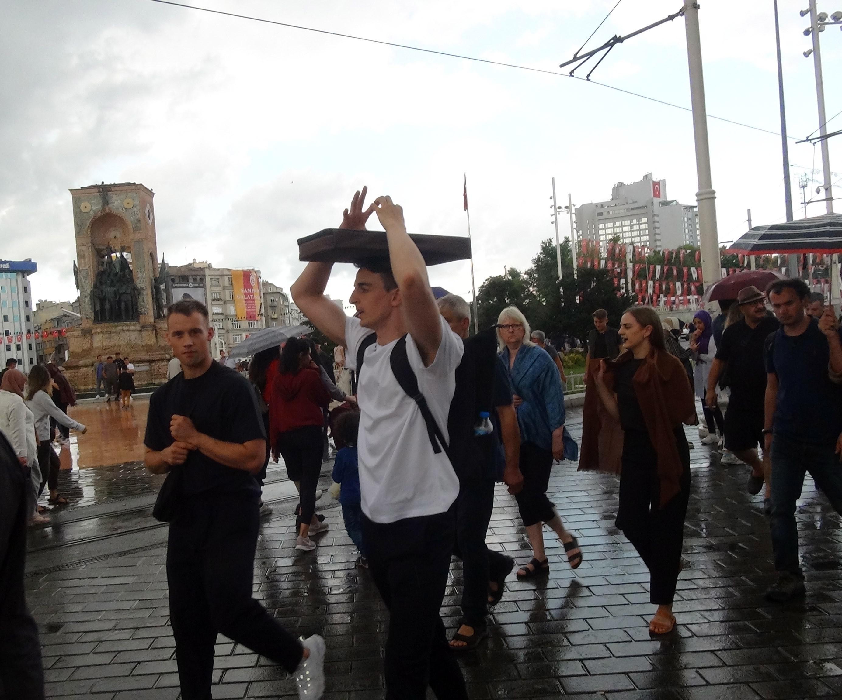Taksimde vatandaşlar yağmura hazırlıksız yakalandı