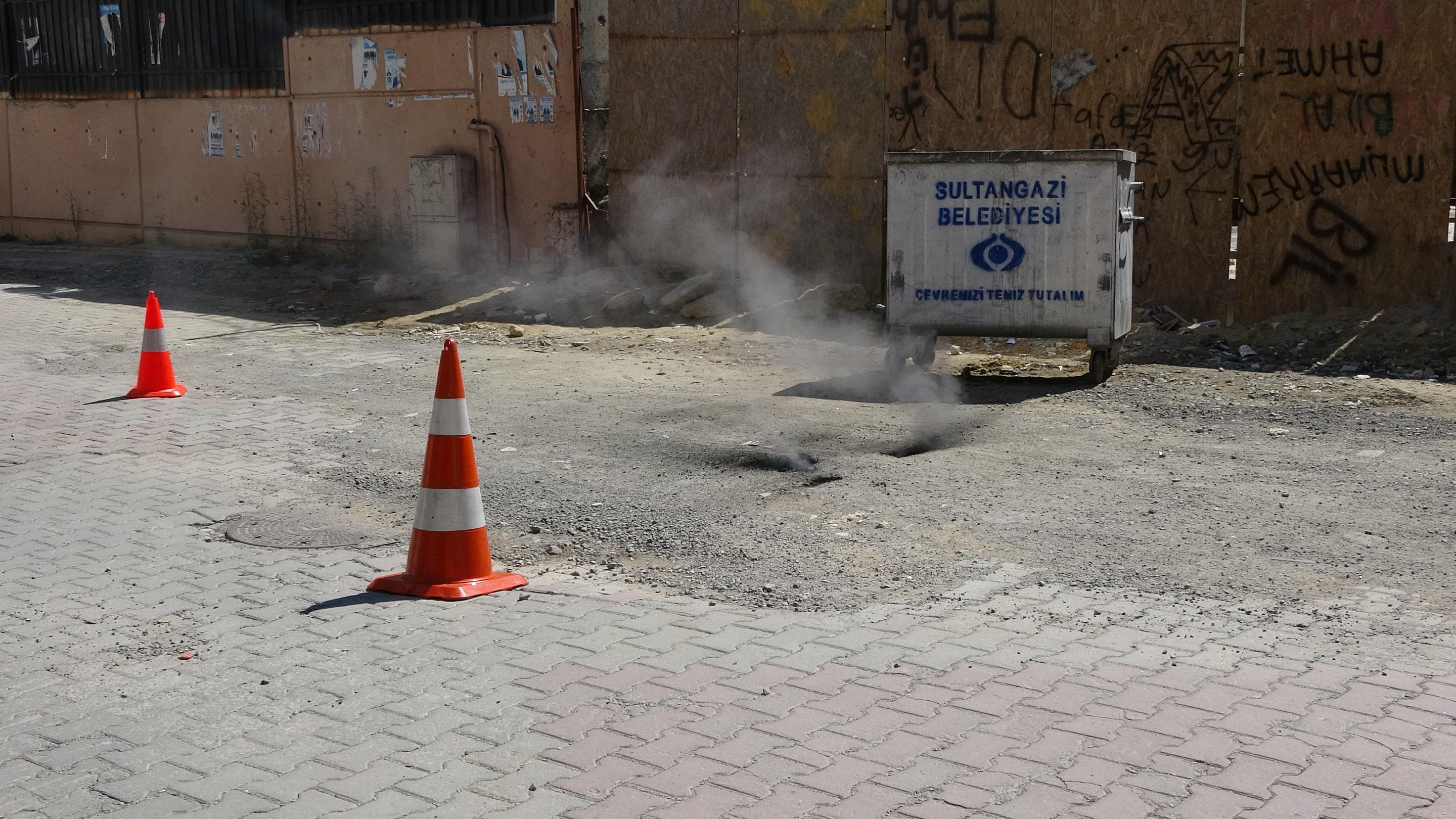 Sultangazide yoldaki çatlaklardan çıkan duman paniğe neden oldu