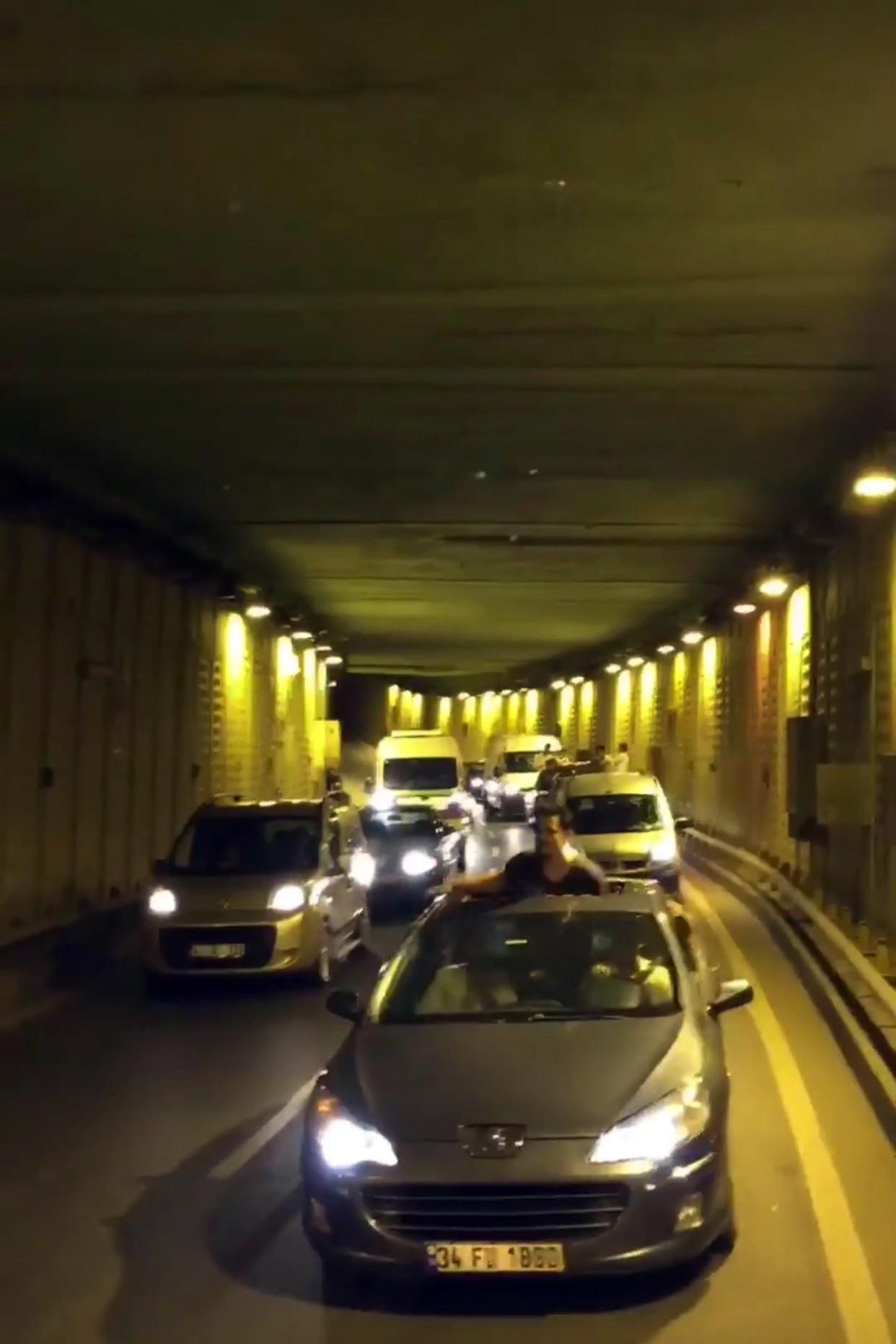 İstanbulda şoke eden görüntüler Tünel kapatıp havaya ateş açtılar…