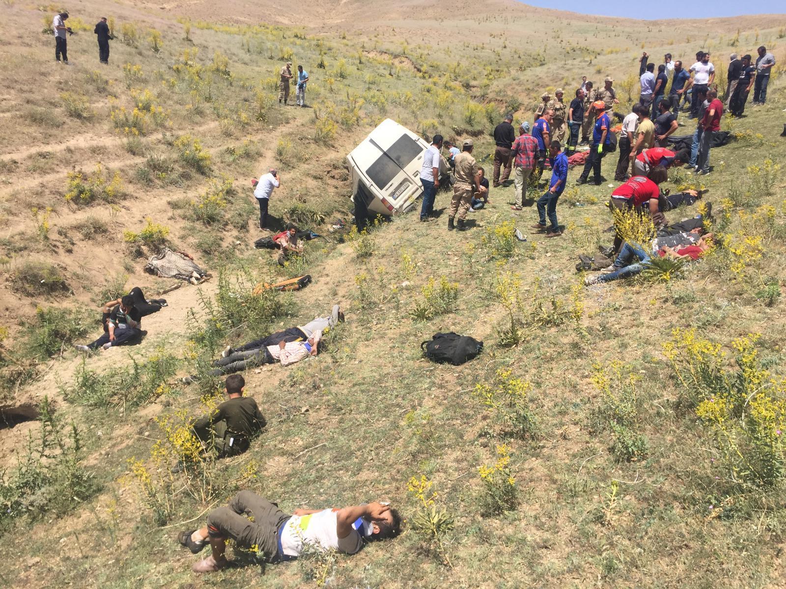 Son dakika Kaçak göçmenleri taşıyan minibüs takla attı: 15 kişi hayatını kaybetti