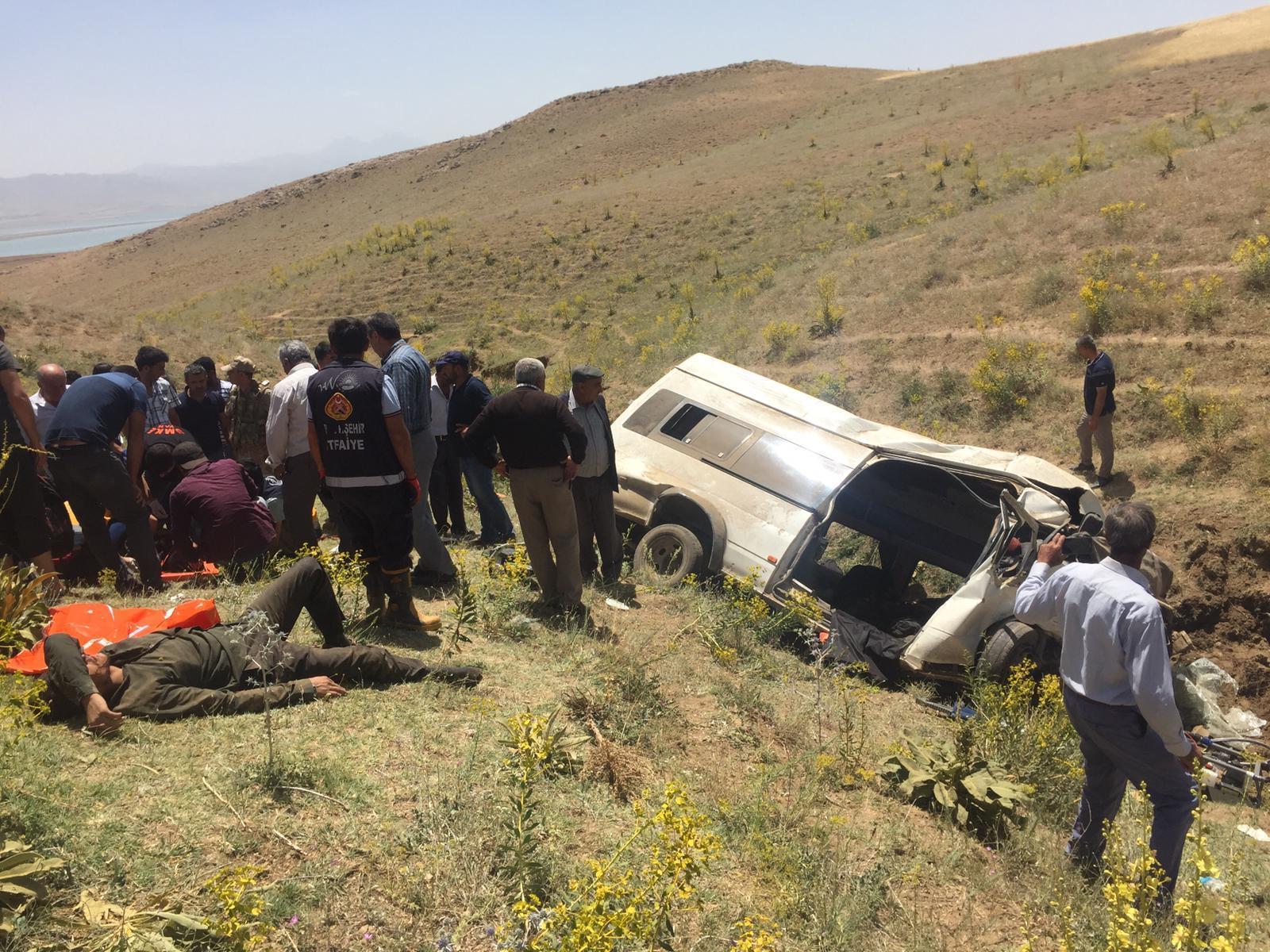 Son dakika Kaçak göçmenleri taşıyan minibüs takla attı: 15 kişi hayatını kaybetti