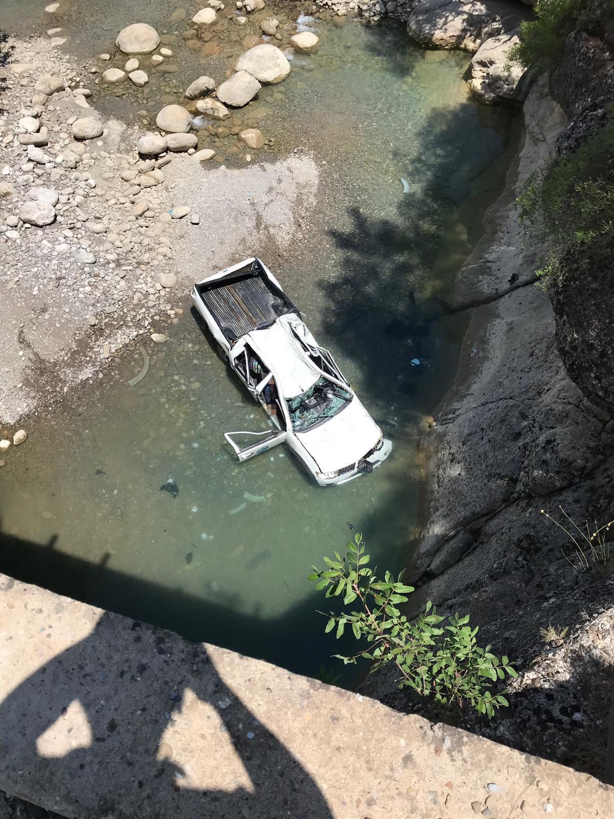 Kiralık otomobille köprüden düştüler