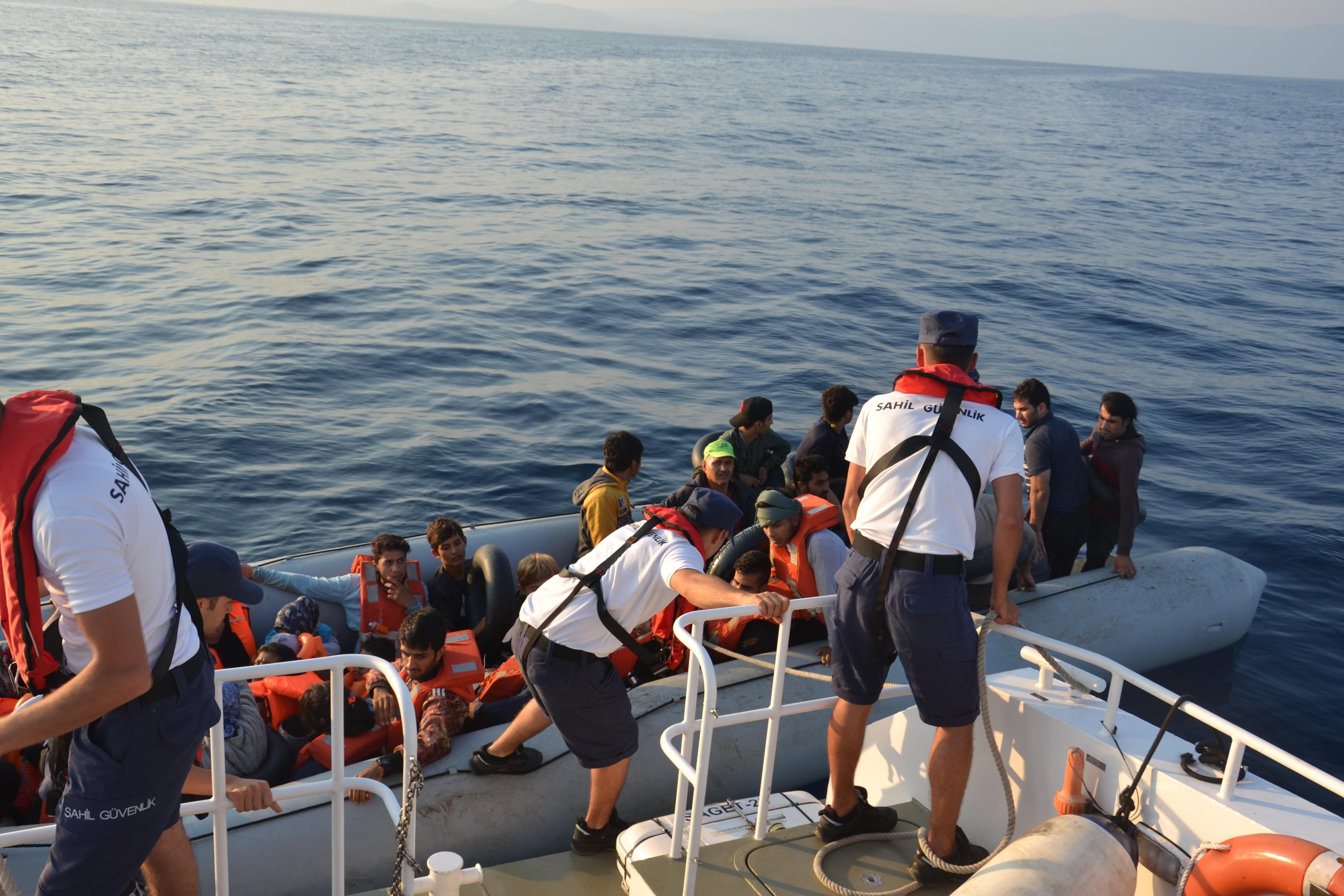 Kuşadası Körfezi’nde operasyon: 77 kaçak göçmen yakalandı