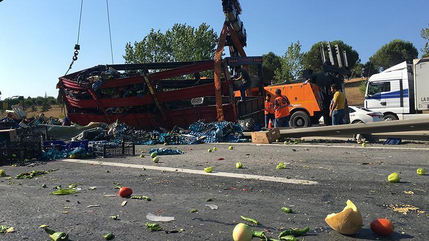 TEM’de kamyon devrildi: Tonlarca meyve ve sebze yola döküldü