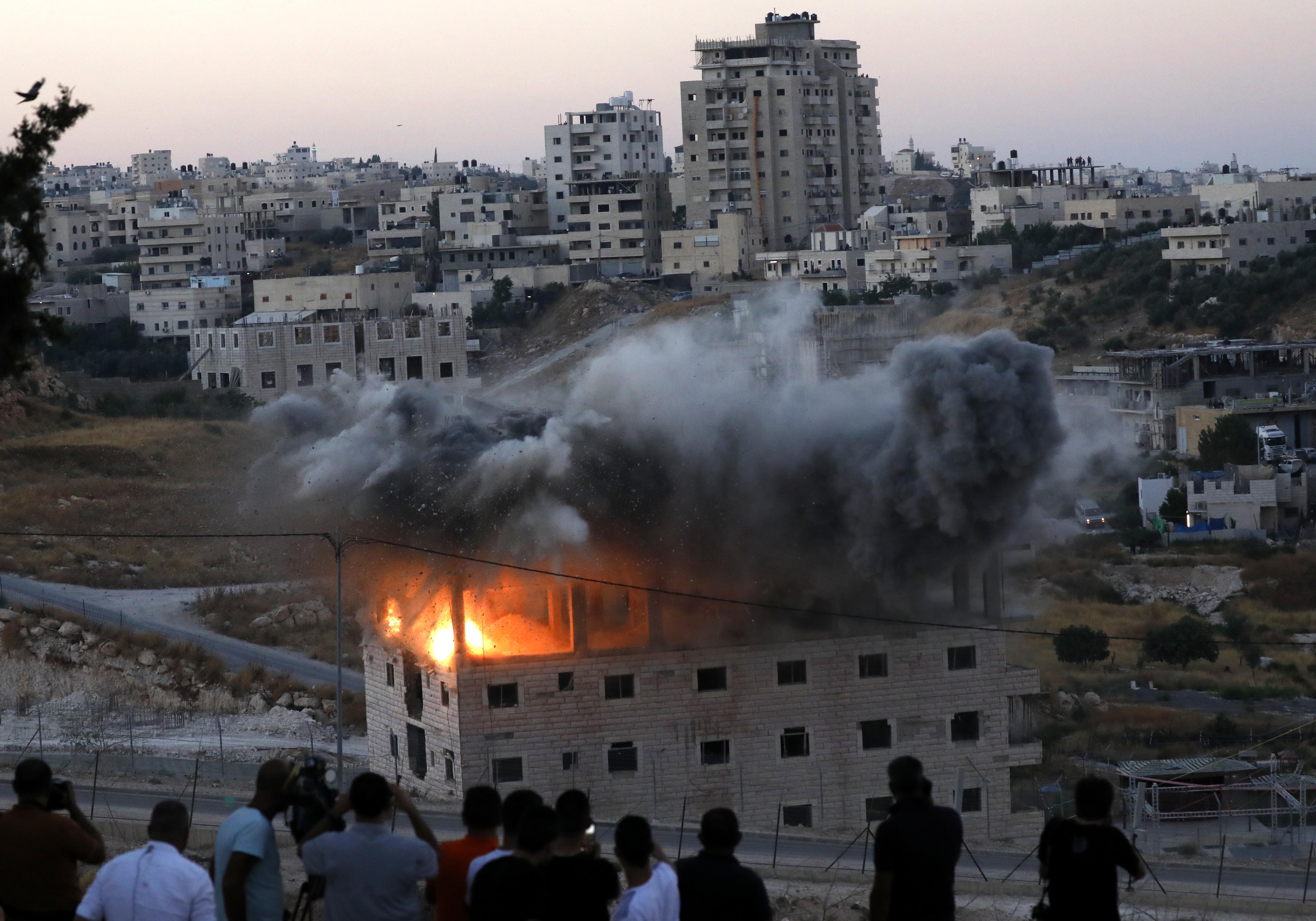 İsrail 9 katlı binayı havaya uçurdu