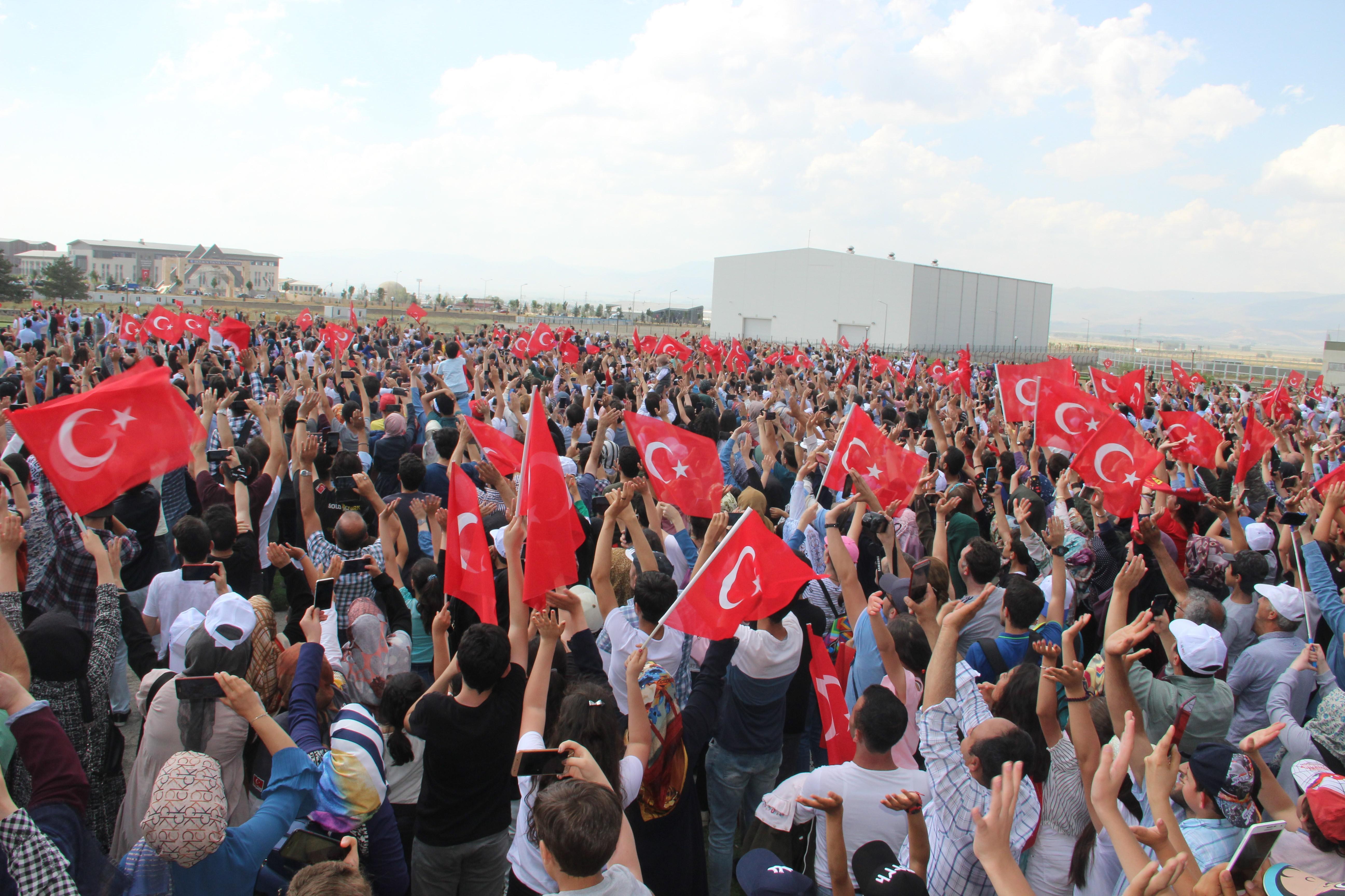 SOLOTÜRK ve Türk Yıldızları, Erzurum’da gösteri uçuşu yaptı