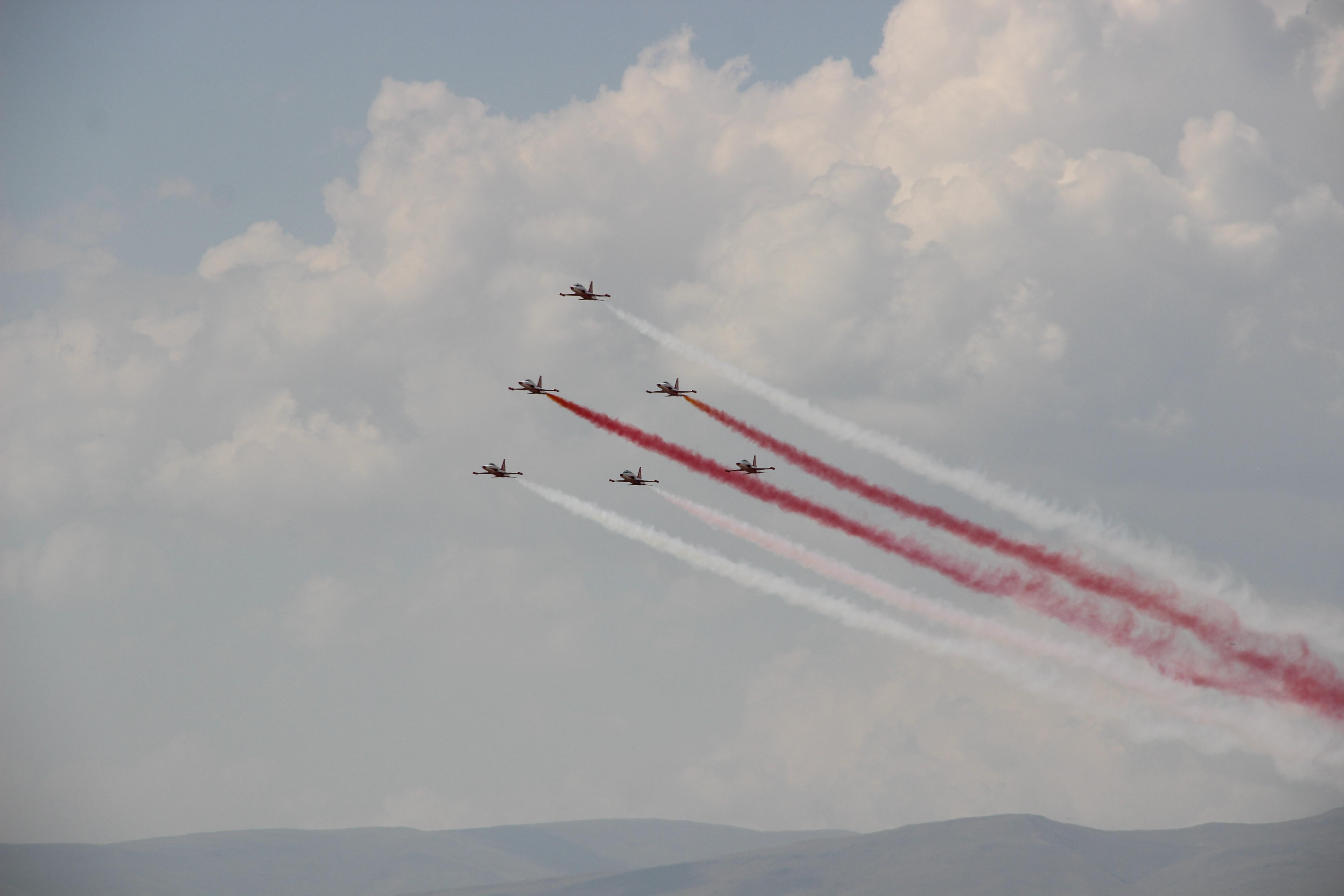 SOLOTÜRK ve Türk Yıldızları, Erzurum’da gösteri uçuşu yaptı