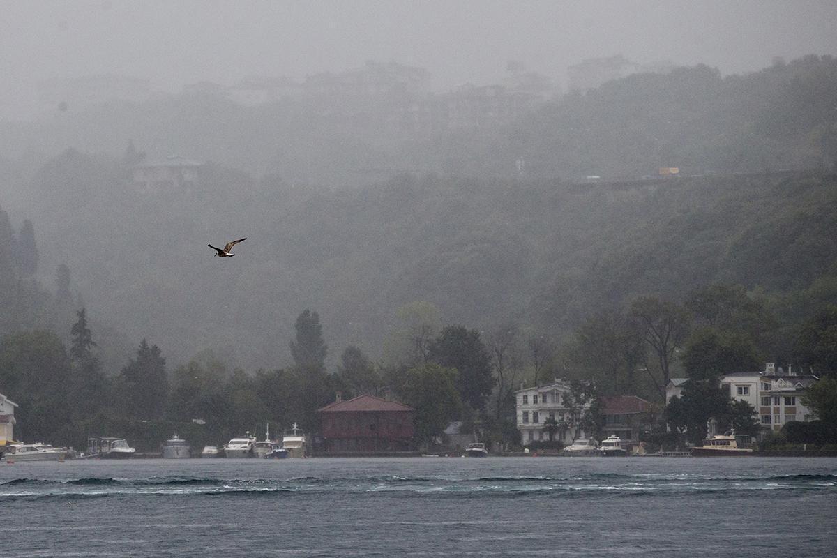 Etkili olan sağanak nedeniyle İstanbul Boğazı’na çamur aktı