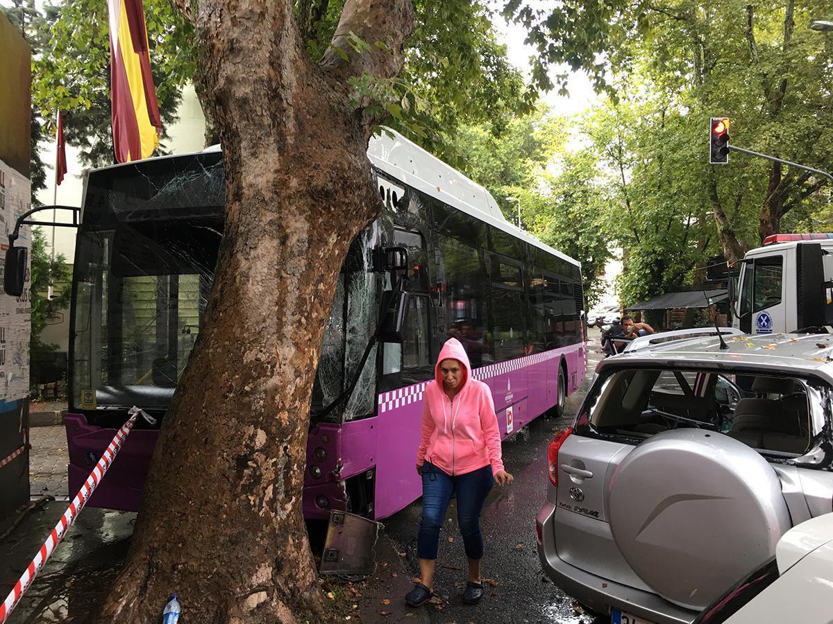Sarıyer’de otobüs önce cipe ardından da ağaca çarptı