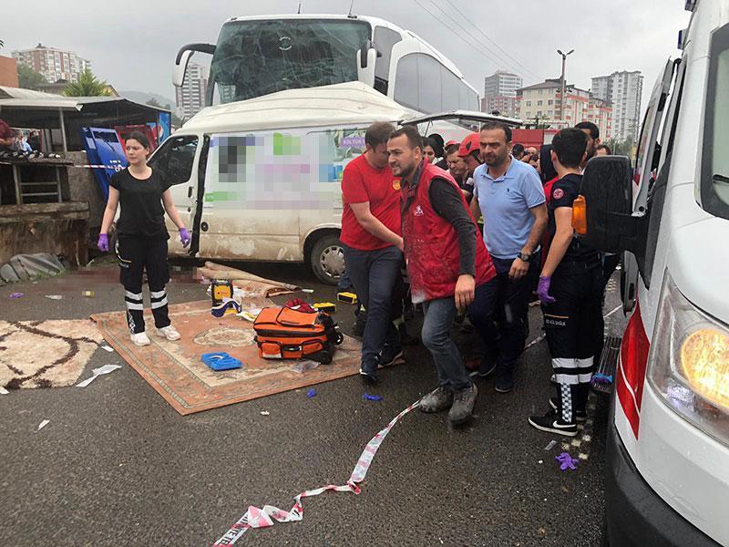 Yolcu otobüsü ile minibüs çarpıştı: 3 ölü, 11 yaralı