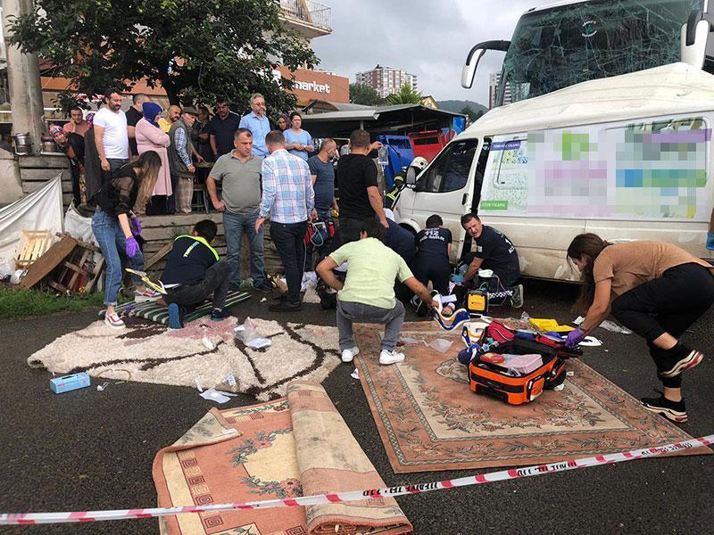 Yolcu otobüsü ile minibüs çarpıştı: 3 ölü, 11 yaralı