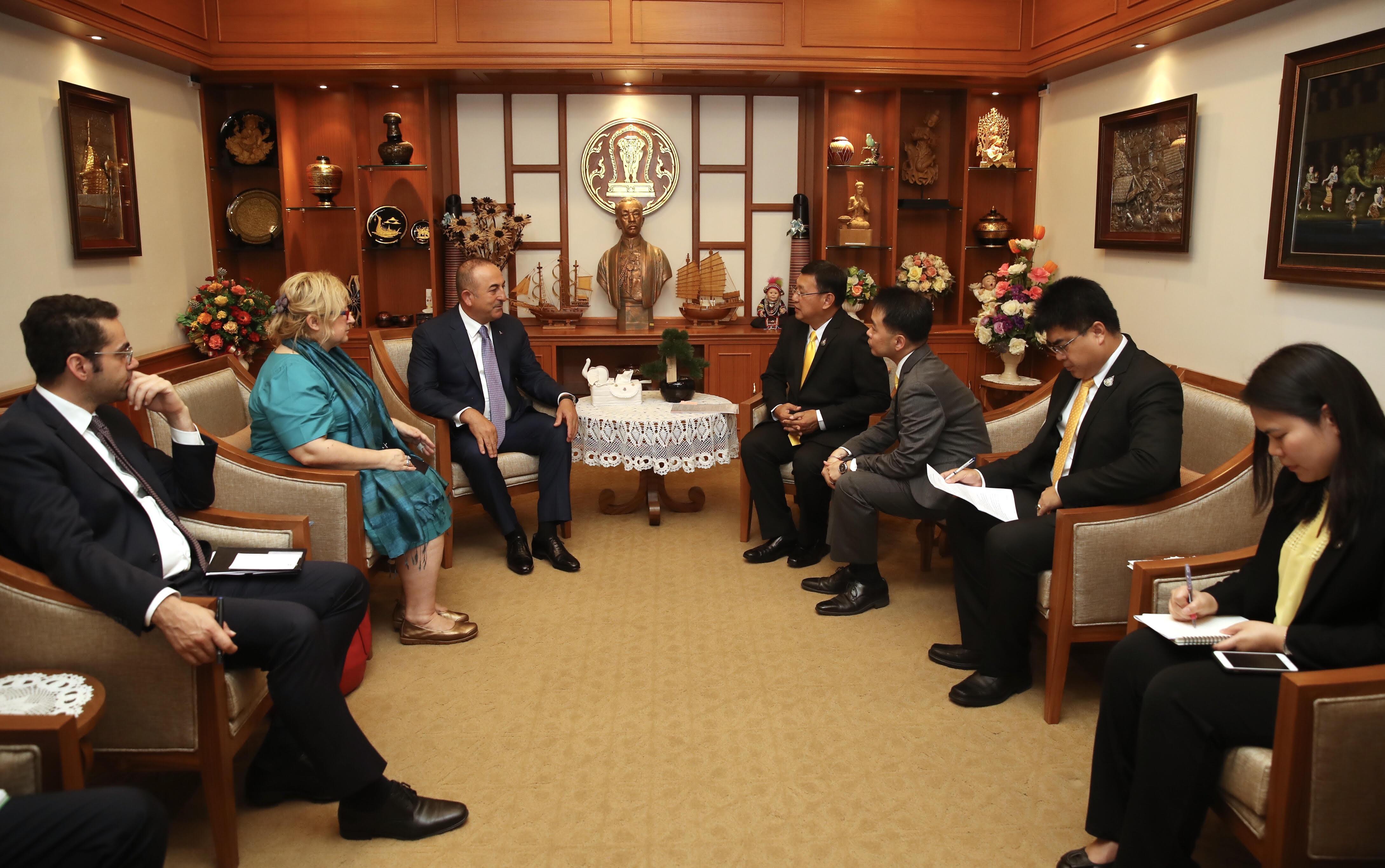 Çavuşoğlu, Chiang Mai Ticaret Odası Başkanı Varodom Pitakanonda ile görüştü