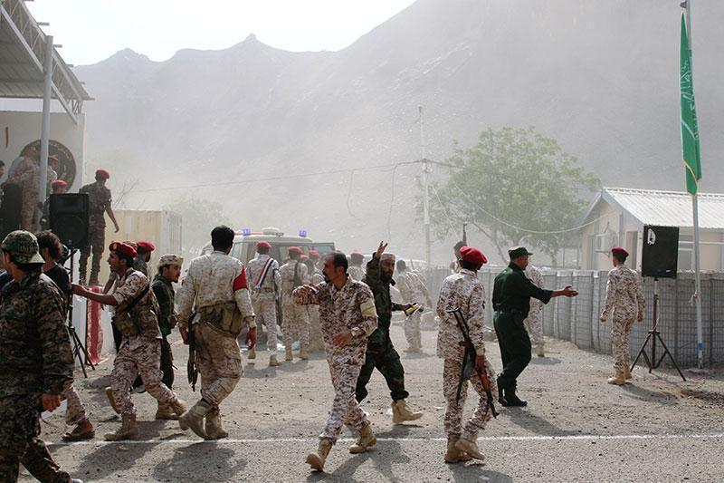Son dakika... Yemende askeri geçit törenine füze