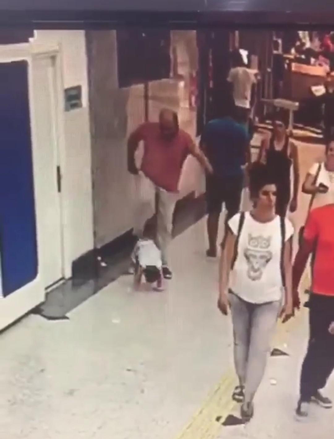İzmirde şok görüntü Bebeğe acımasızca tekme attı