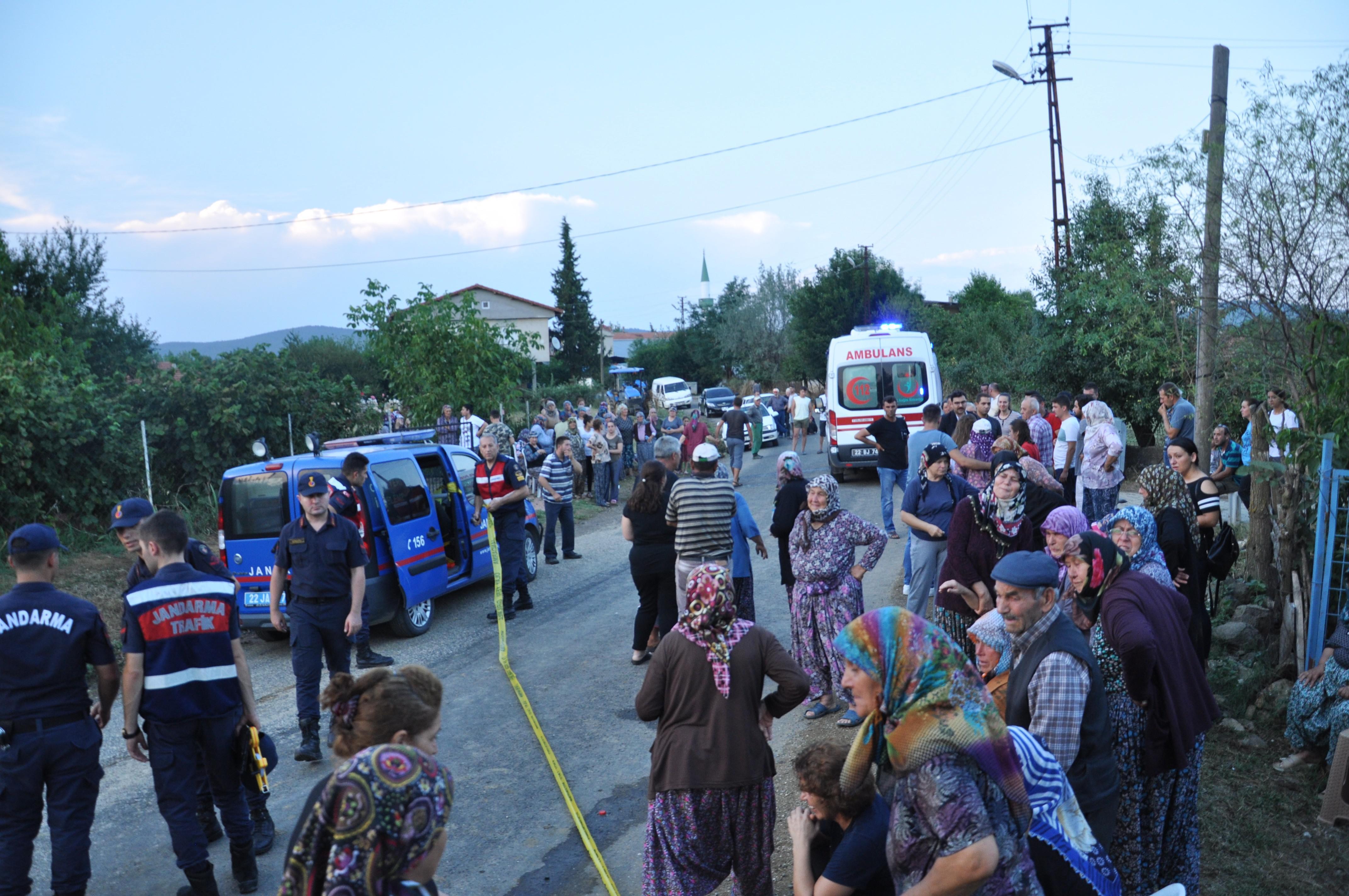 Küçük çocuk iş makinesinin altında kalarak can verdi