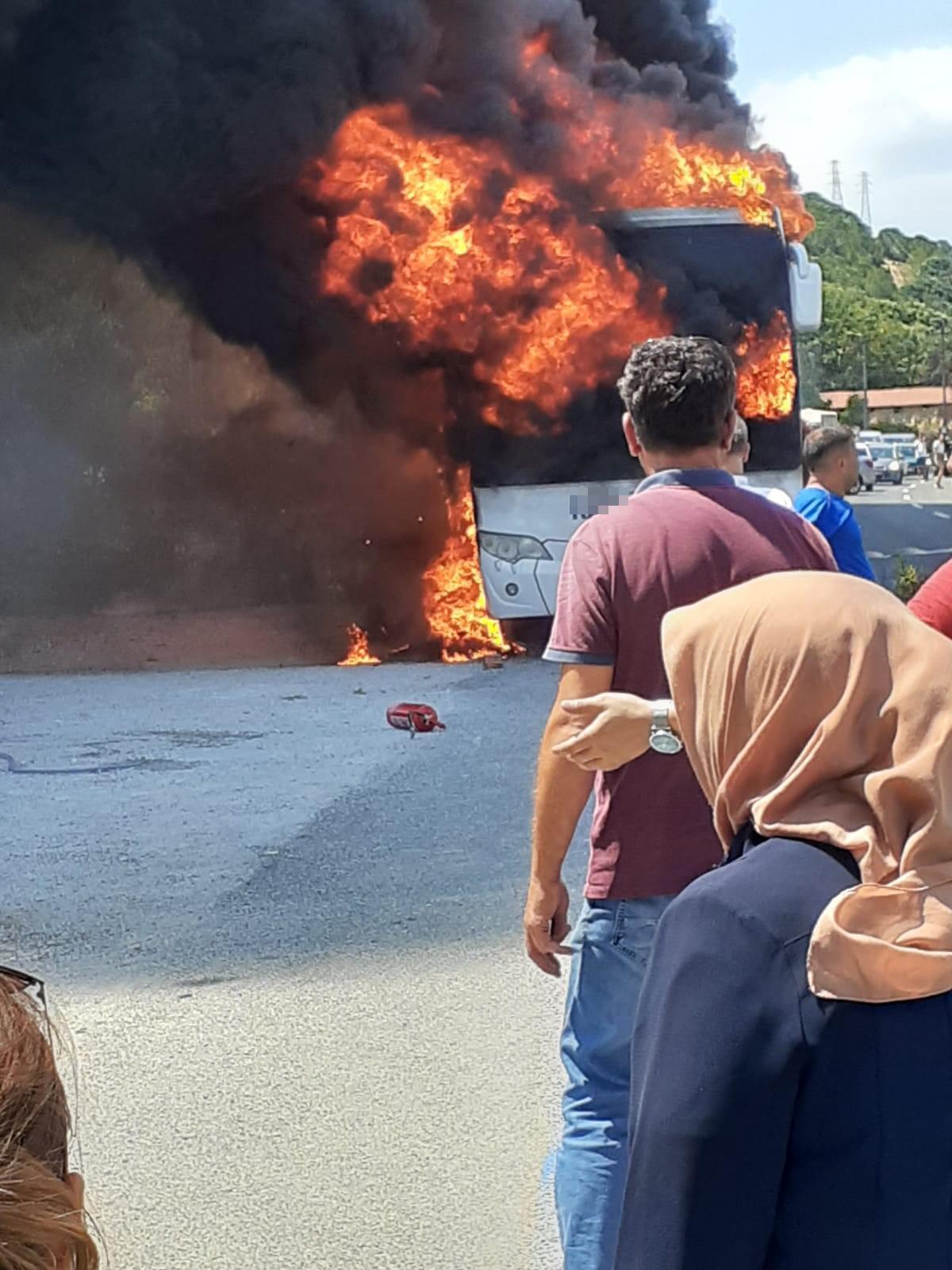 Balıkesirde yolcu otobüsü yandı: 2si çocuk 5 kişi hayatını kaybetti