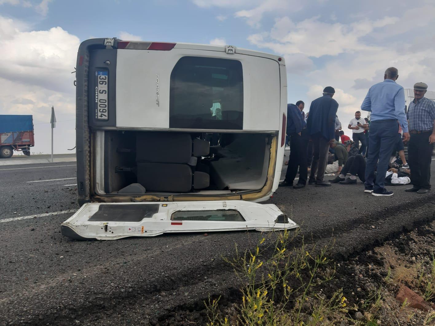 Karsta feci kaza Şiddetli rüzgar diyaliz hastalarının minibüsünü devirdi