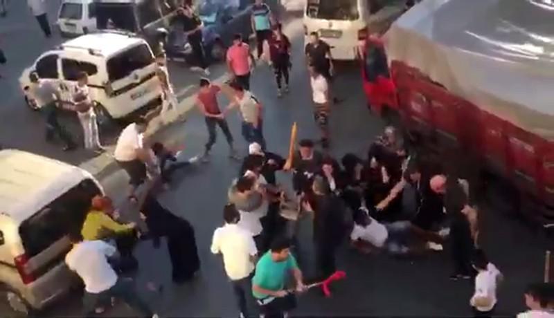 İstanbul’da mahalleli park yeri yüzünden sopalarla birbirine girdi