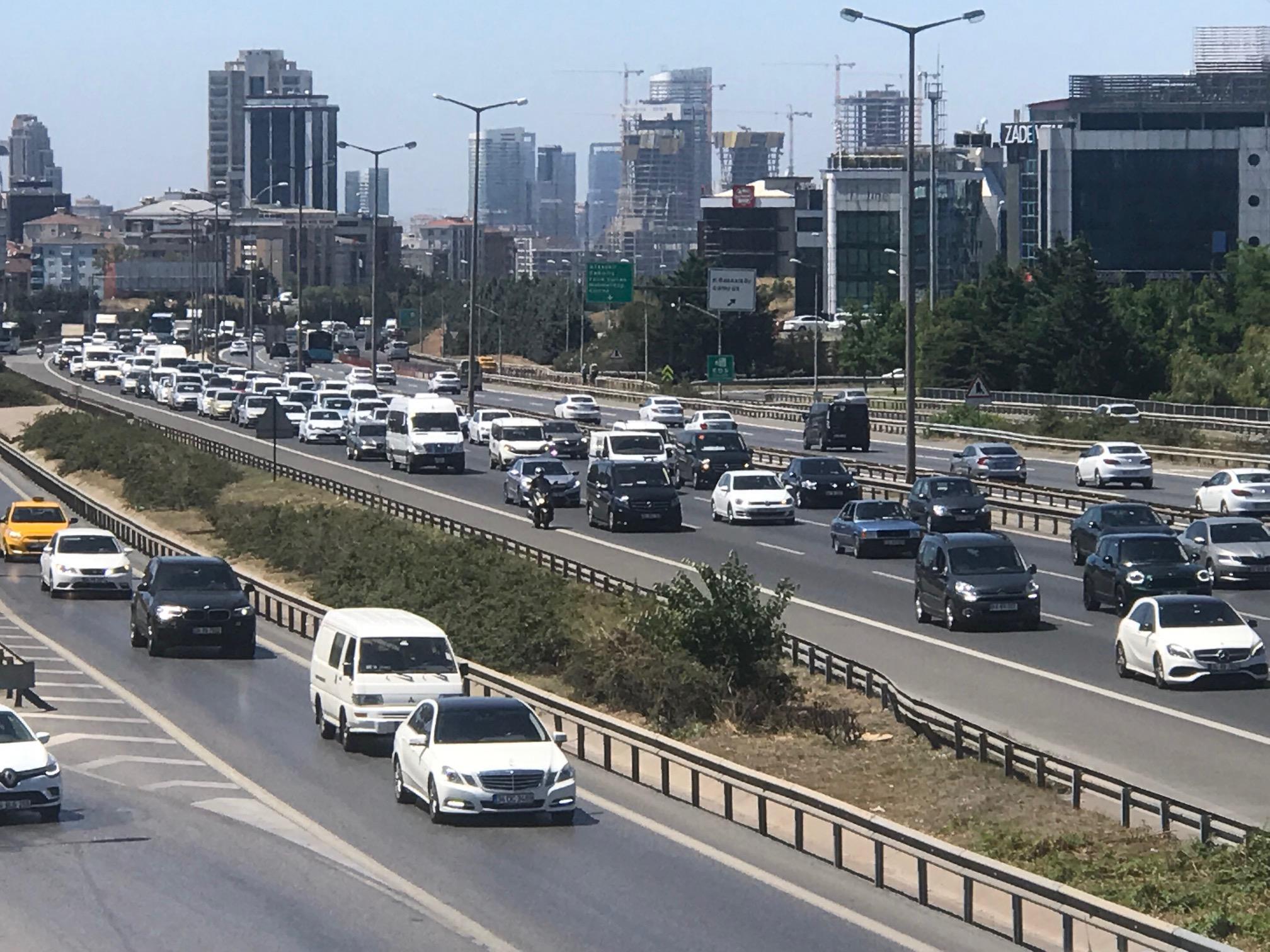 Tatilciler yola çıktı, İstanbulda trafik durma noktasına geldi