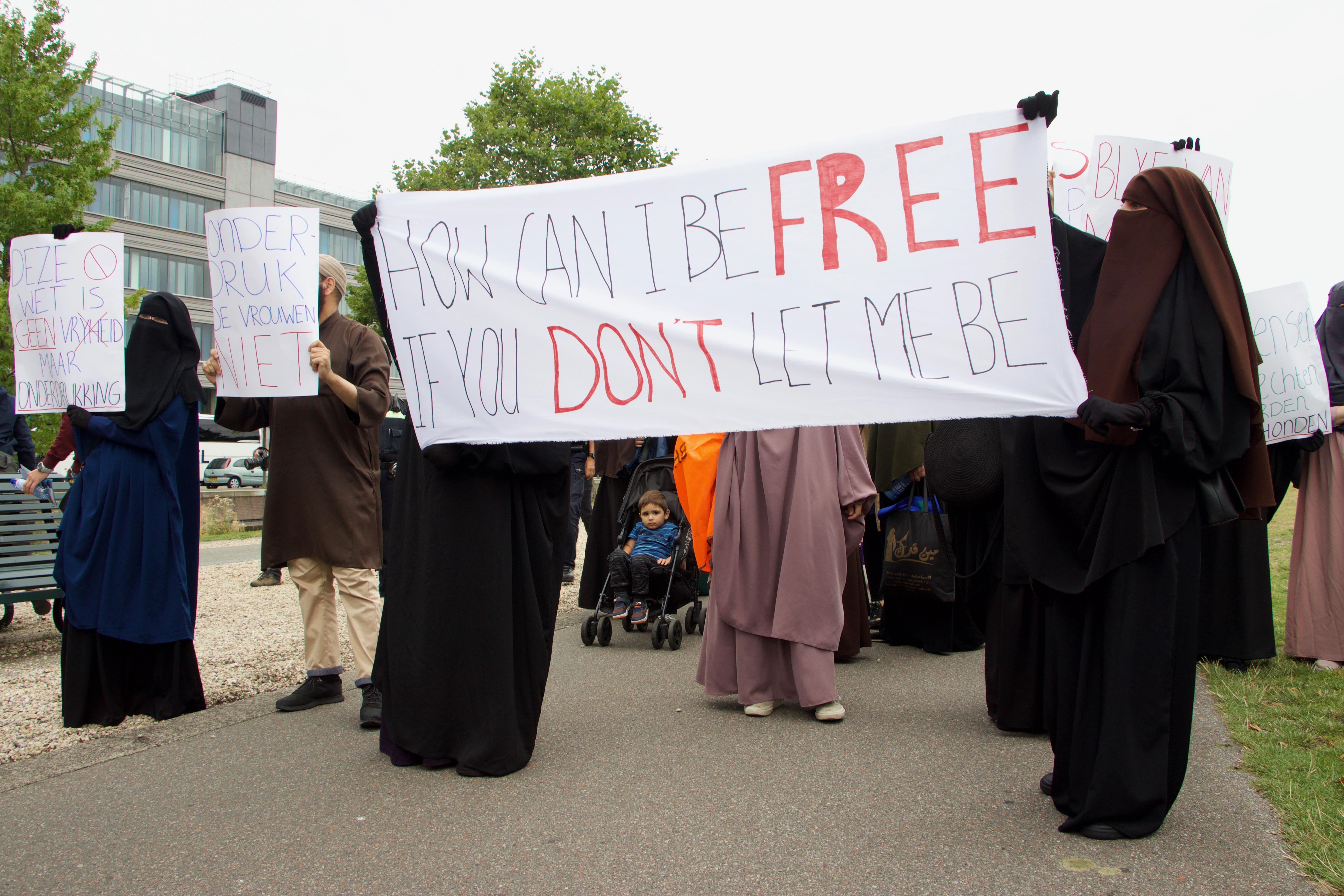 Hollanda’da burka yasağı protestosu