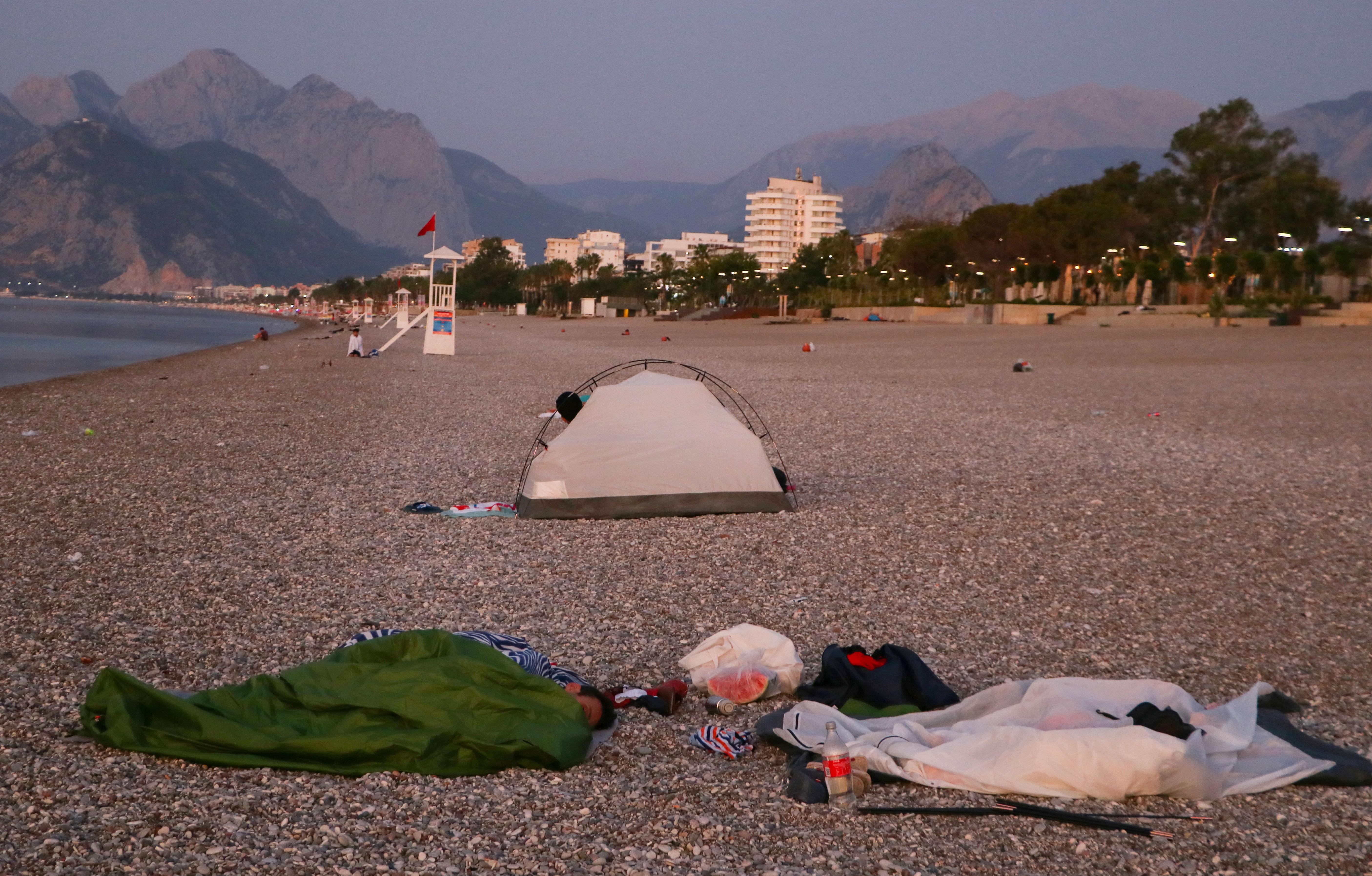 Yer: Antalya... Sıcaktan bunalanlar sahilde sabahlıyor