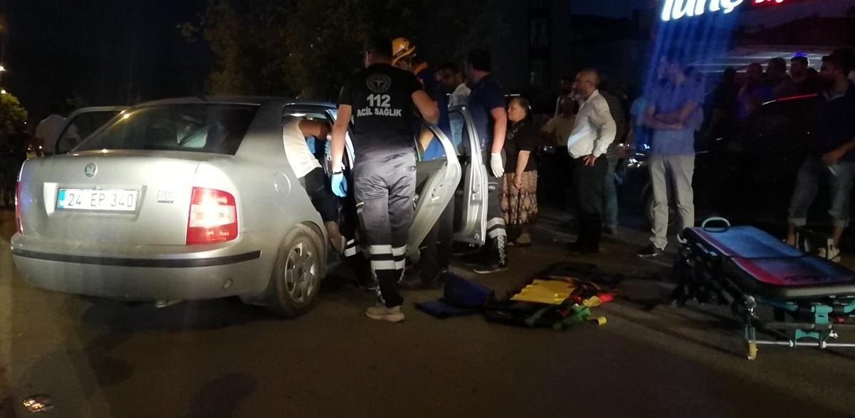 Erzincan’da iki otomobil kafa kafaya çarpıştı: 4 yaralı