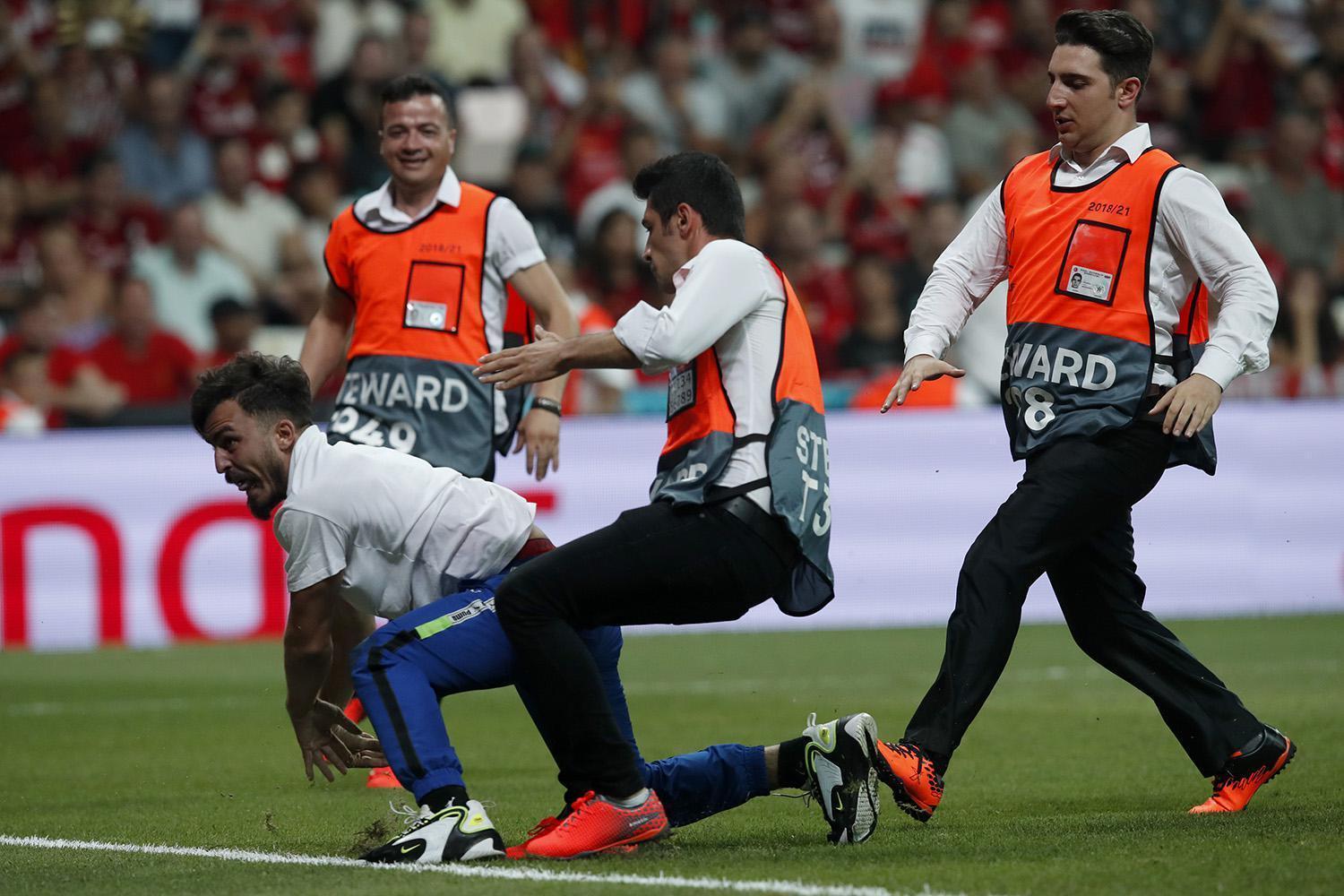 UEFA Süper Kupa finalinde Youtuber Fester Abdü sahaya girdi