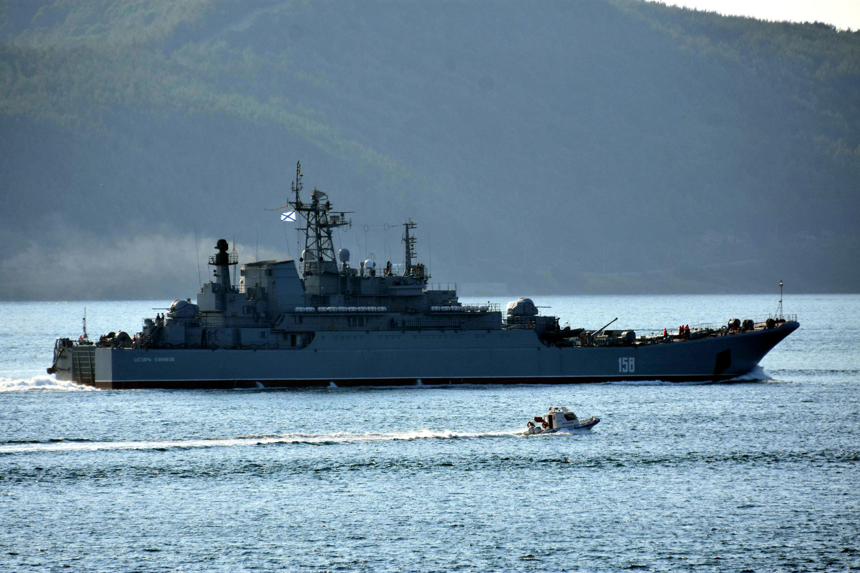 Rus savaş gemisi Caesar Kunikov Çanakkale Boğazı’ndan geçti